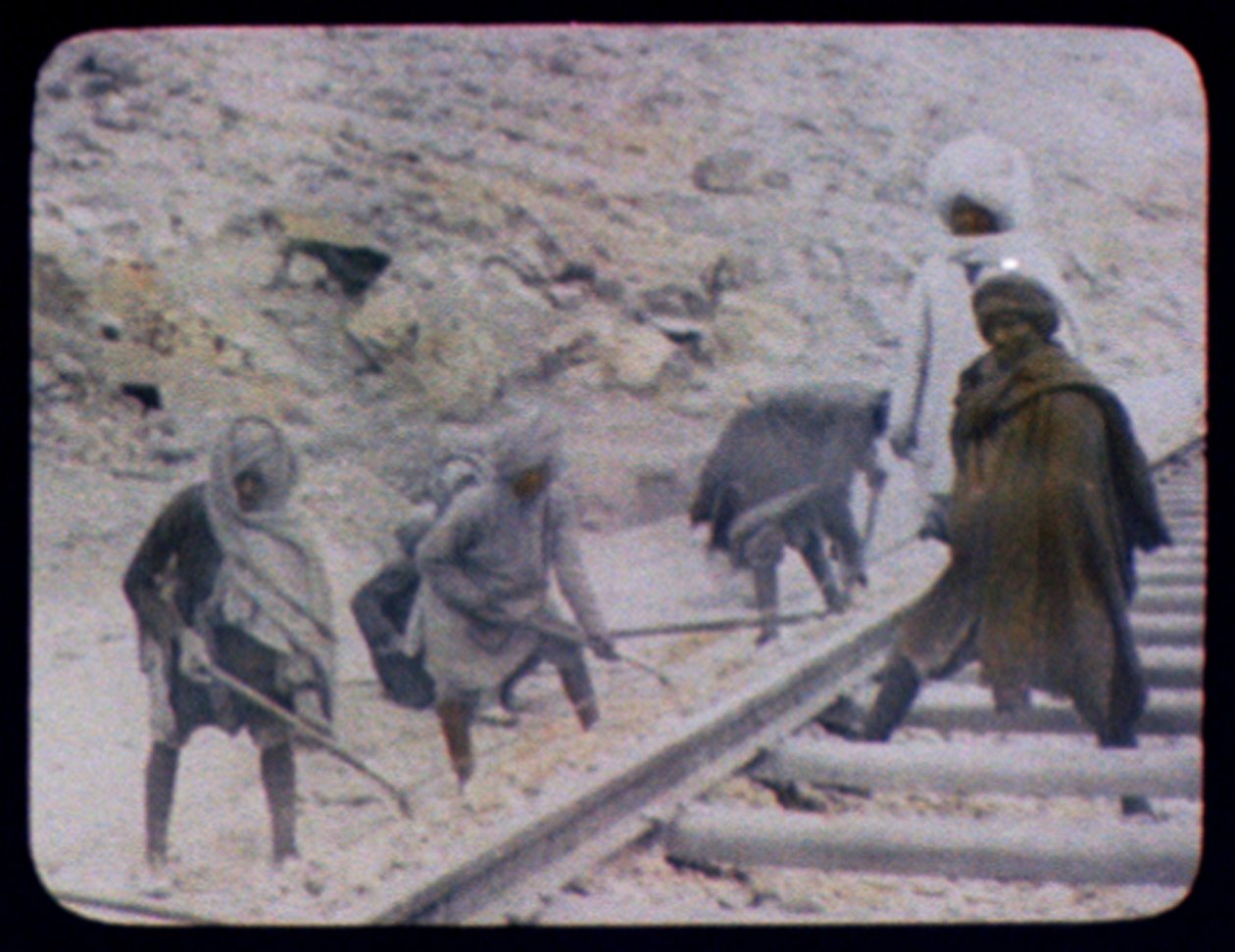 Indische Arbeiter beim Bau von Eisenbahnlinien, 1880 von William Henry Jackson