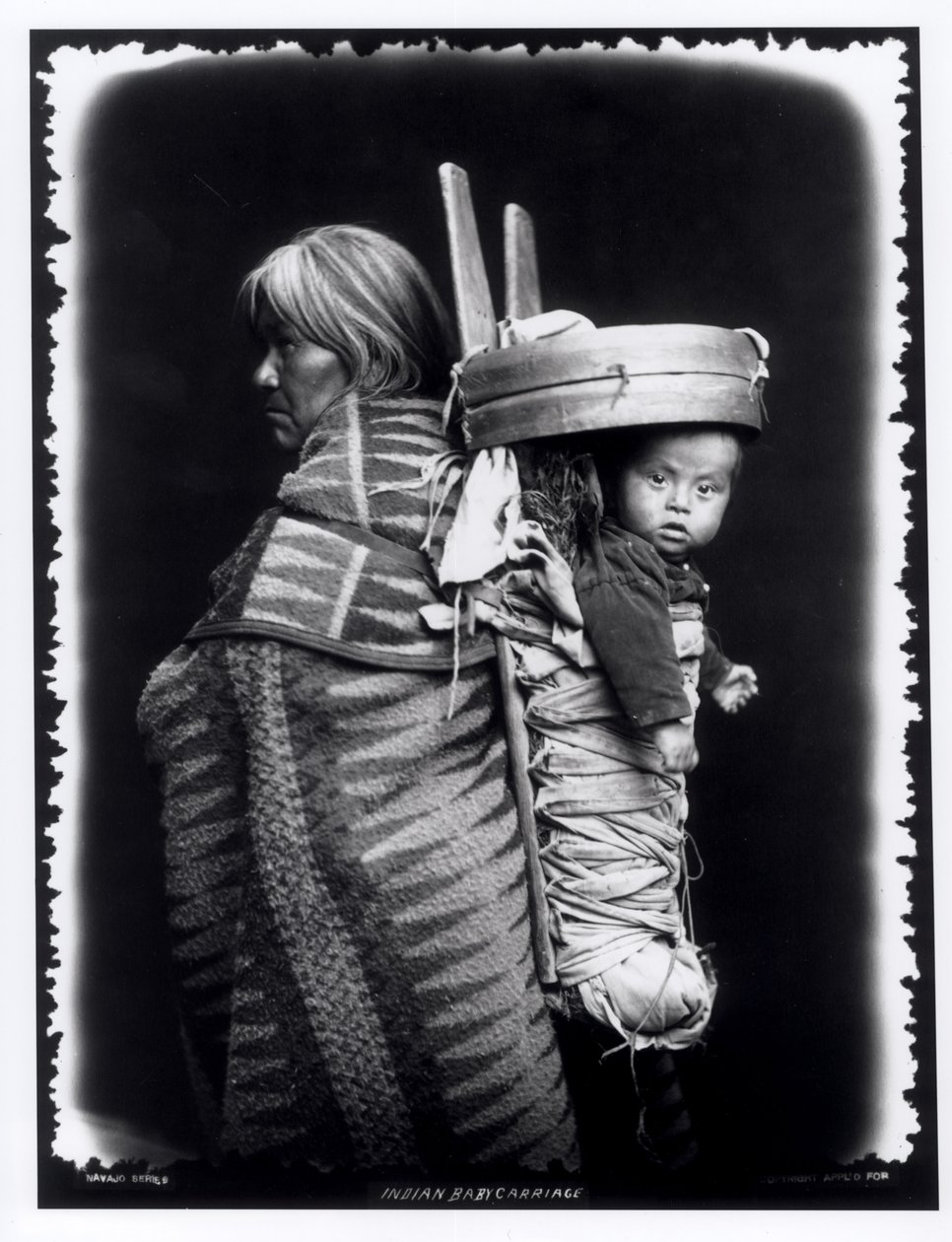 Navaho-Frau mit einem Kind auf dem Rücken, um 1914 von William Carpenter