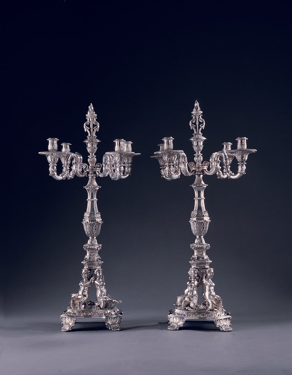 Paar sehr wichtige deutsche vierarmige Kandelaber, in Auftrag gegeben für George II, hergestellt von Balthasar Friedrich Behrens, Hannover, 1736-37 von William Kent