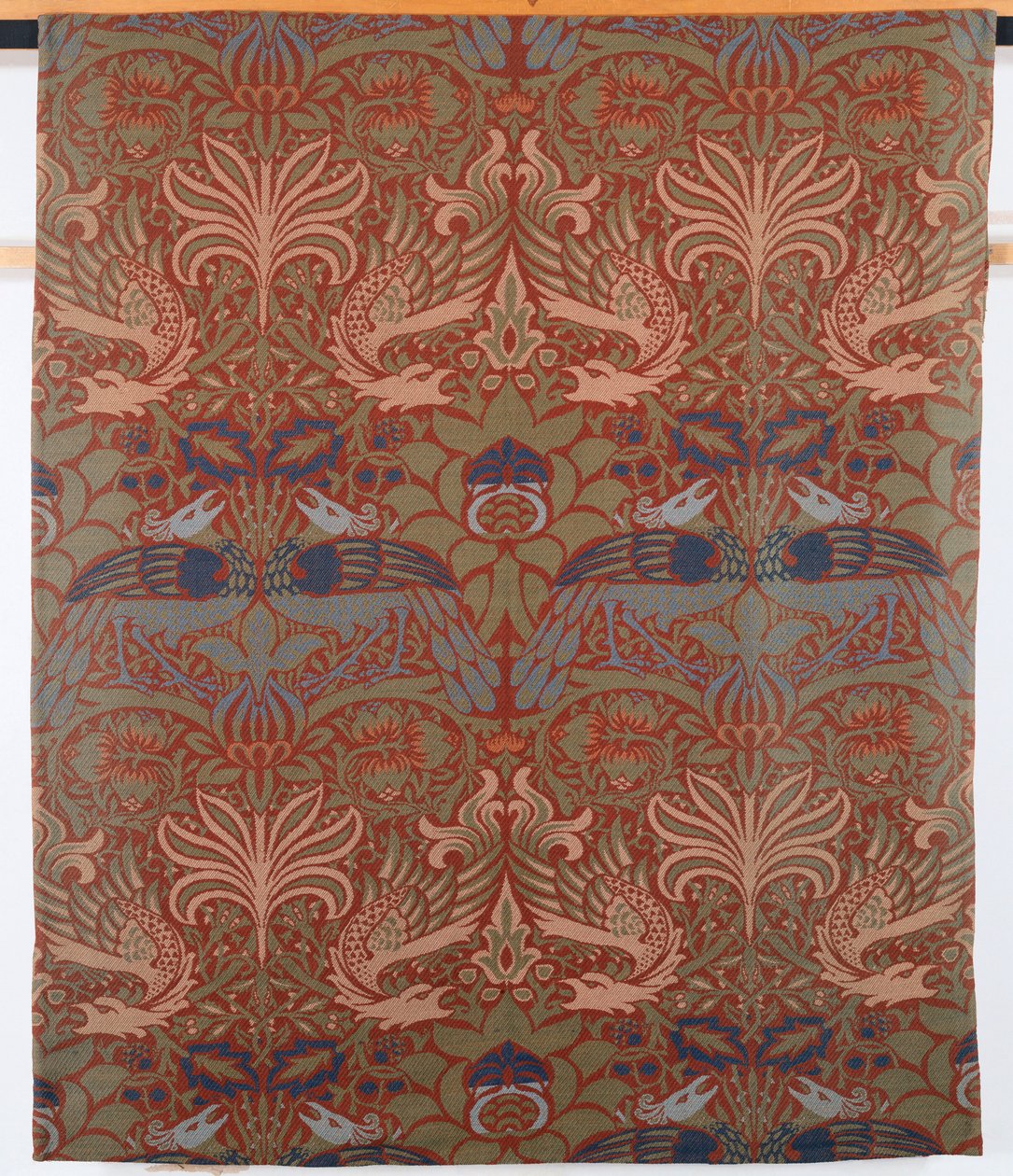Pfau und Drache, handgewebter Köpervorhang, Morris & Co., 1878 von William Morris