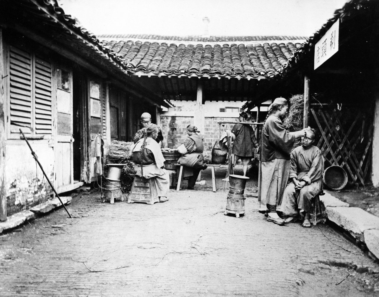 Wandernde Friseure in einem Landhaus, China, ca. 1875 von William Saunders
