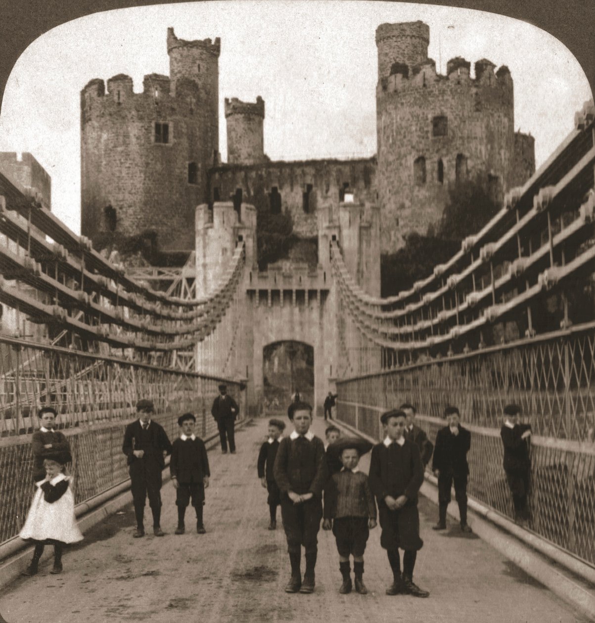 Conway, Wales, mittelalterliche Burg und Brücke, 1901 von Works and Sun Sculpture Studios