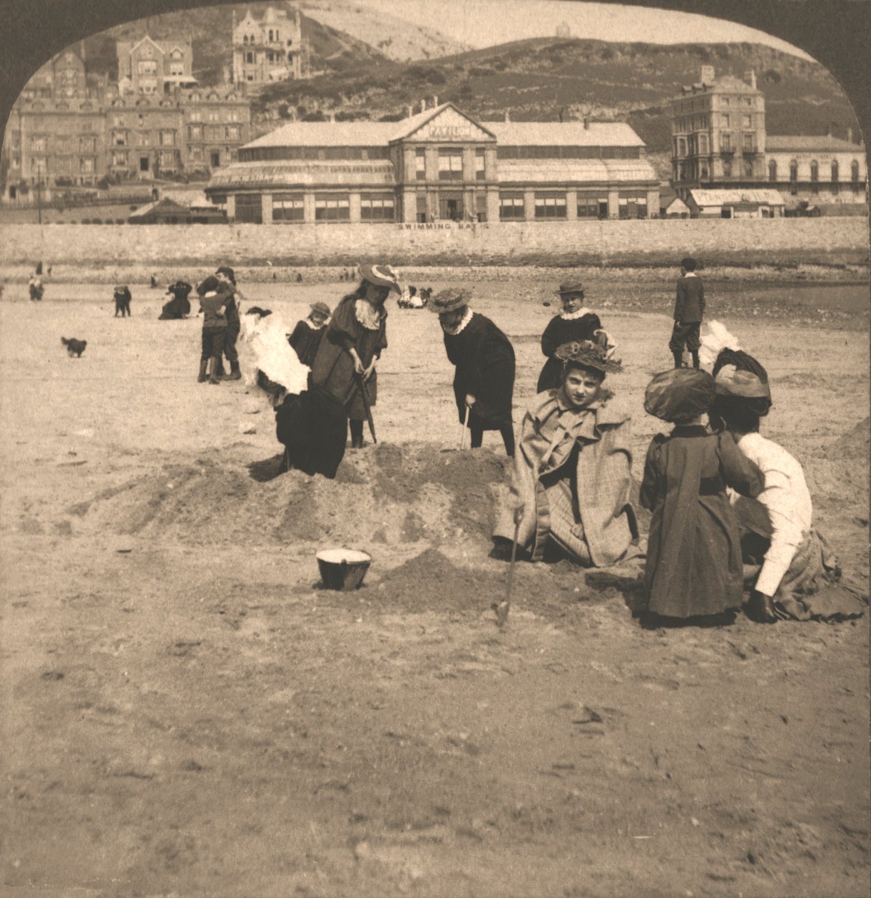Am Strand von Llandudno, Wales, 1894 von Works and Sun Sculpture Studios