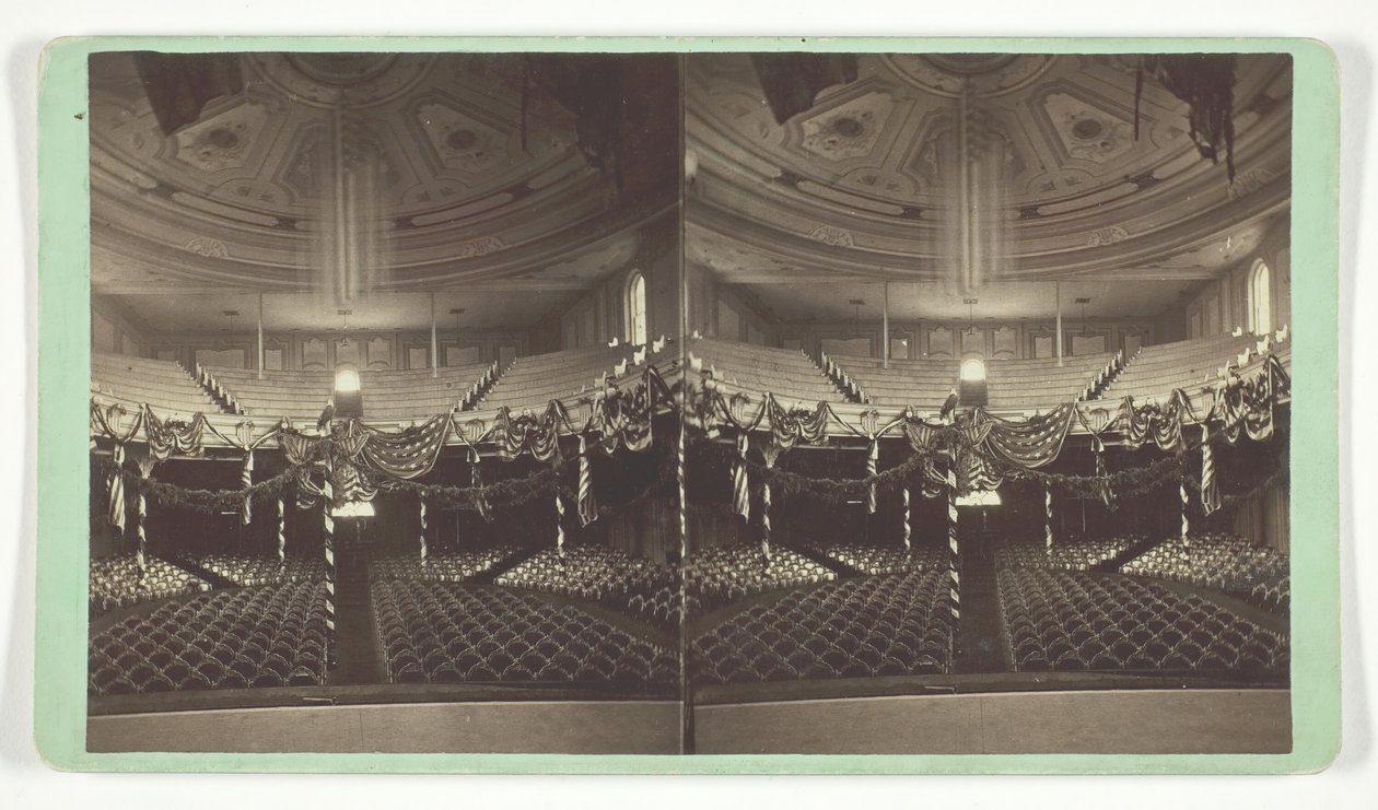 Unbetitelt [Auditorium dekoriert mit US-Flaggen], späte 19. Jahrhundert von Wright and Hartwell