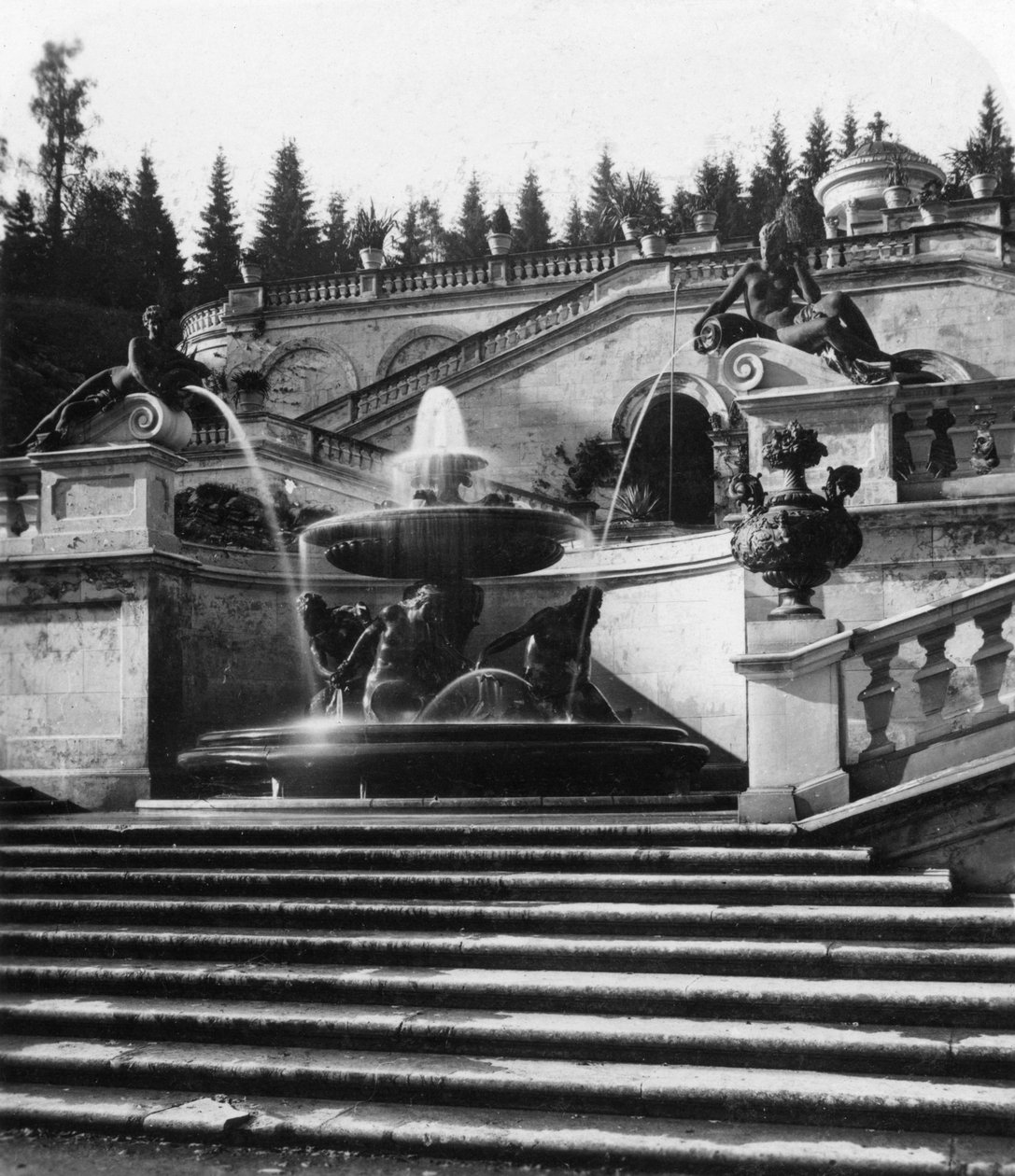 Der Brunnen im Schloss Linderhof, Bayern, Deutschland von Wurthle and Sons