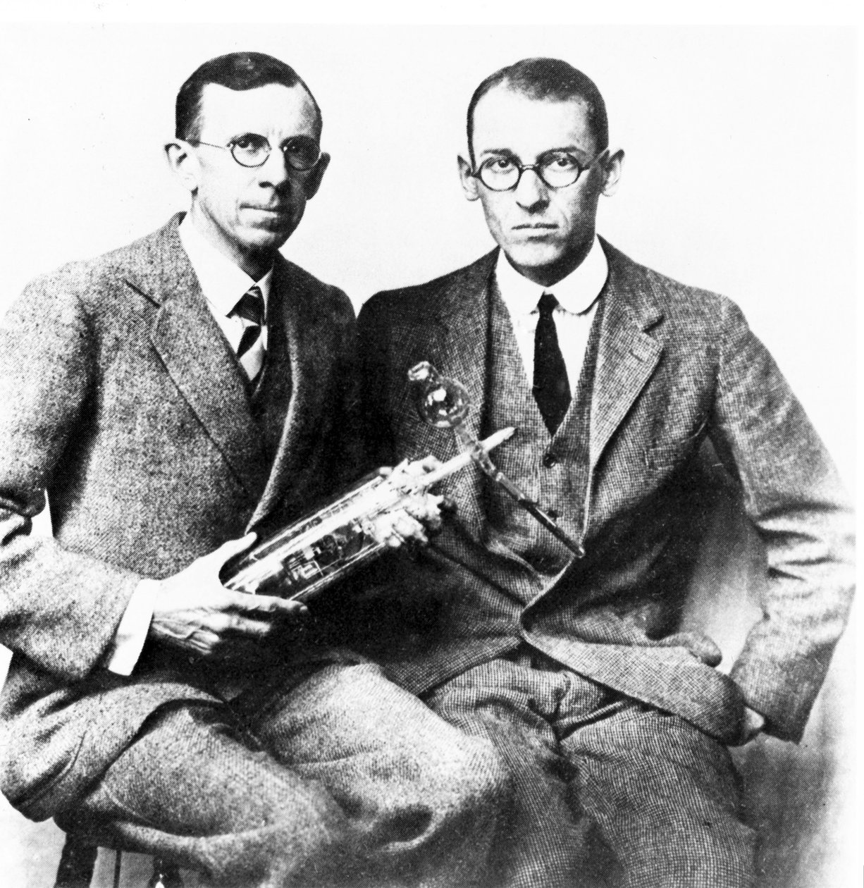Clinton J Davisson und Lester H Germer, amerikanische Physiker, ca. 1927 von Frederick (attr. to) Barnard