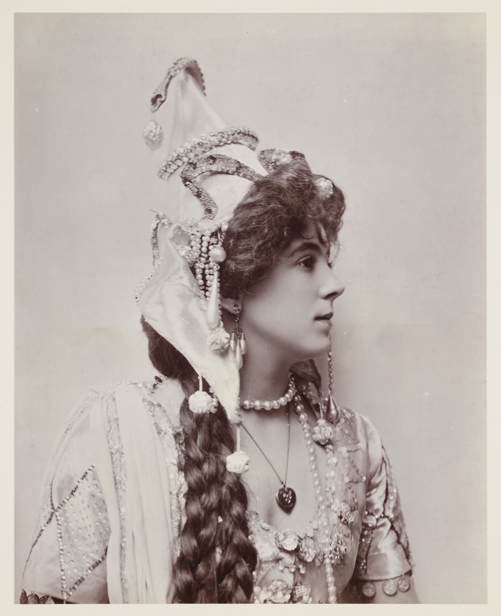 Edwardianisches Porträt, Frau in exotischem Kostüm von John Pardon