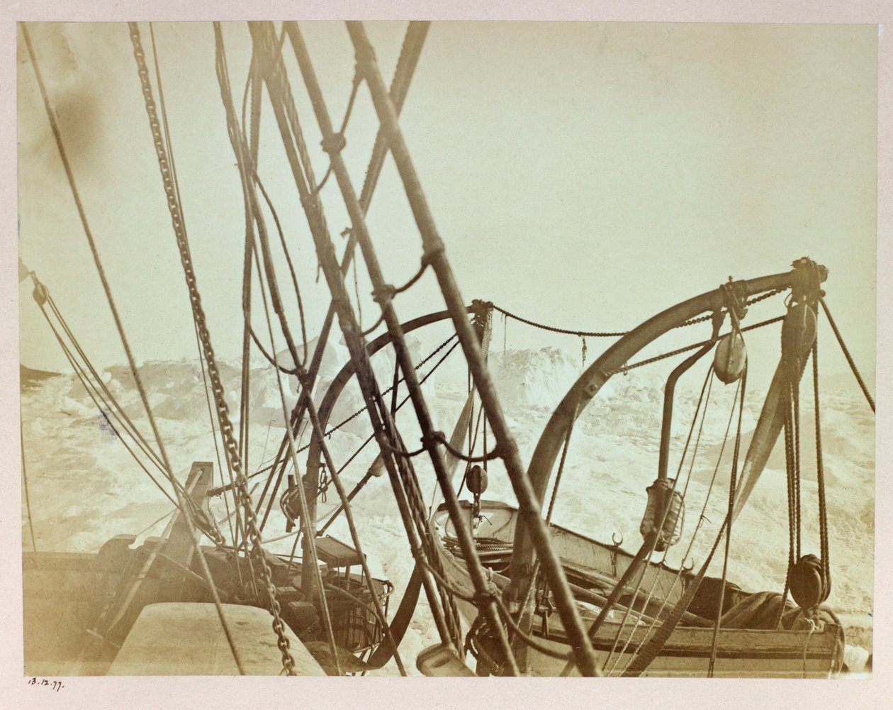 Expedition in die Arktis (1875-1876) des Kapitäns George Nares (1831-1915): Alert an Land gedrückt in der Shift Rudder Bay von Frederick (attr. to) Barnard