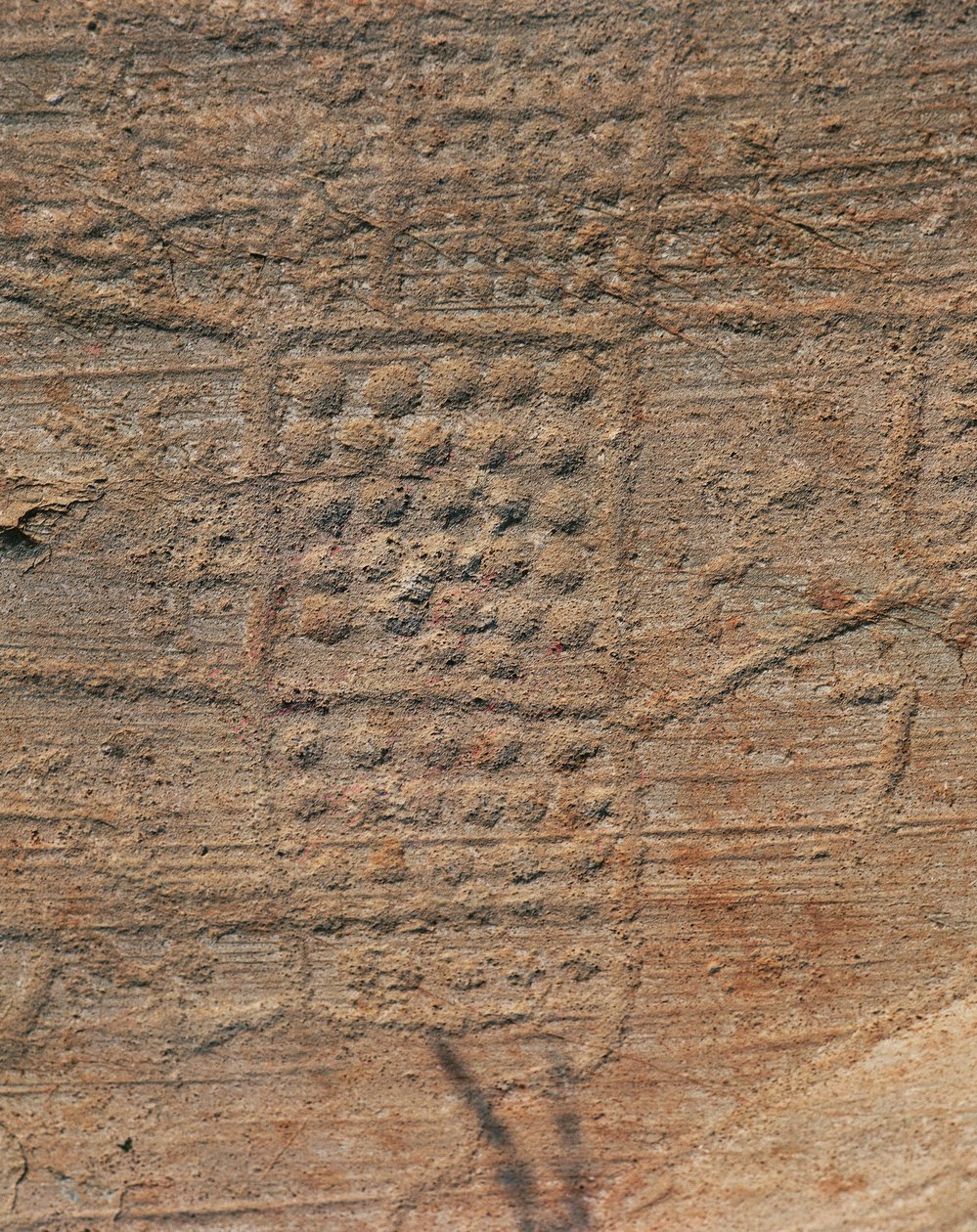 Prähistorische Camunische Felsgravur, Fels 1, topografische Komposition bekannt als "Karte von Bedolina" von Isabel Redie