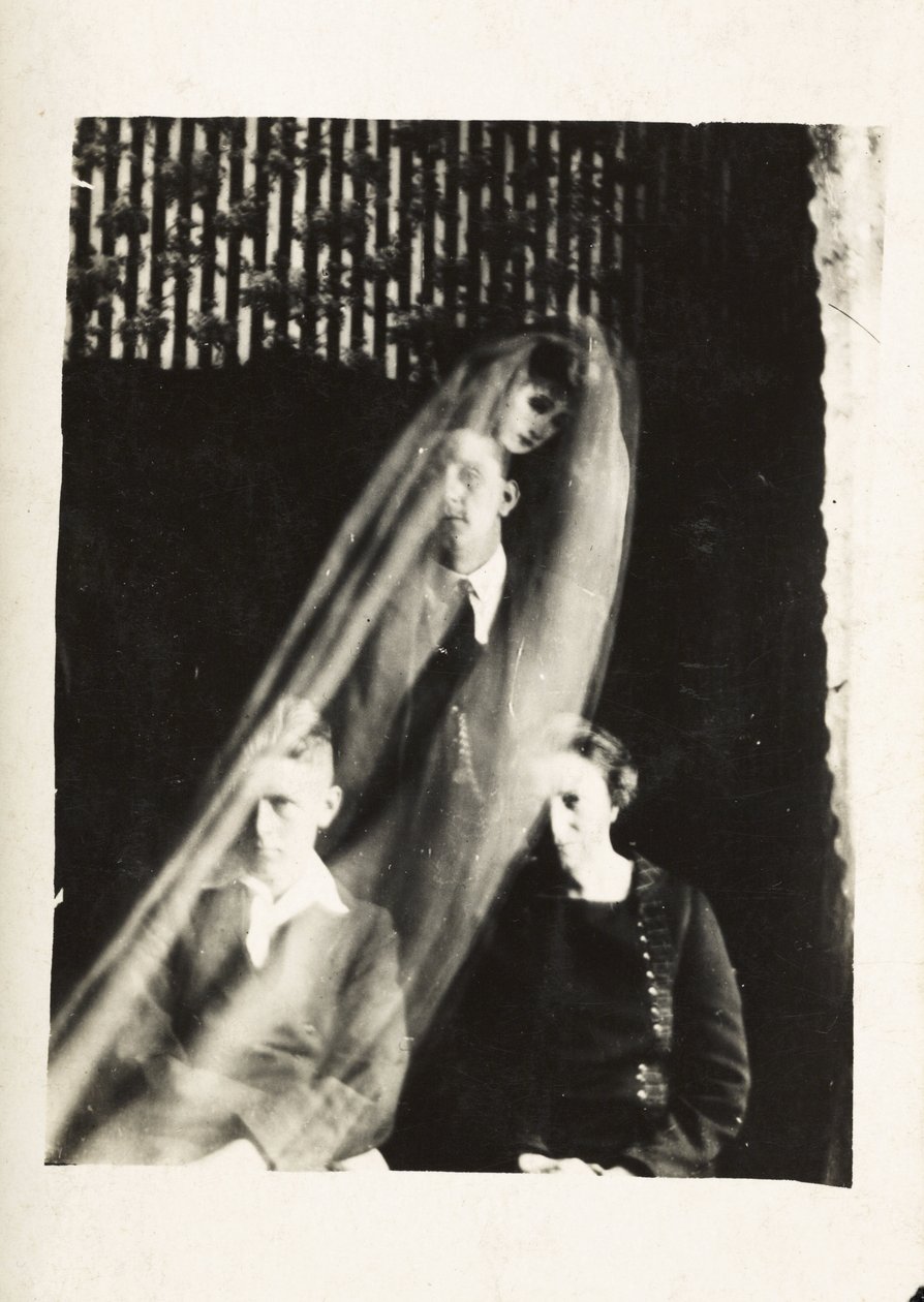 Paranormales Phänomen: Porträt einer Frau und zweier Männer, und der Geist einer Frau, die hinter ihnen erscheint, ca. 1920 (Fotografie von William Hope) von Frederick (attr. to) Barnard