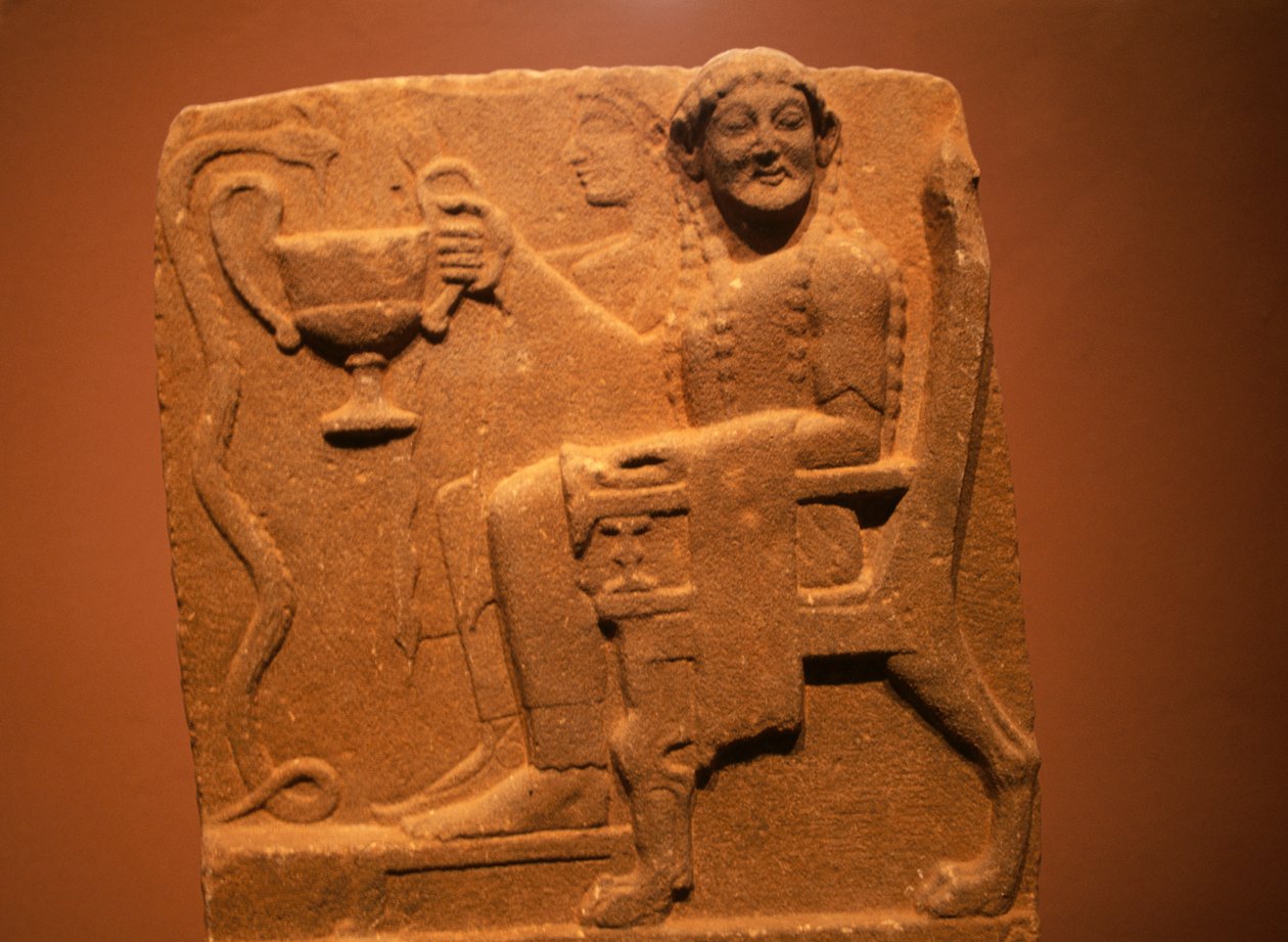 Stele mit Relief, das Gottheiten und Schlangen darstellt, aus Sparta, Griechenland, griechische Zivilisation von Theodore Charles Ange Coquelin