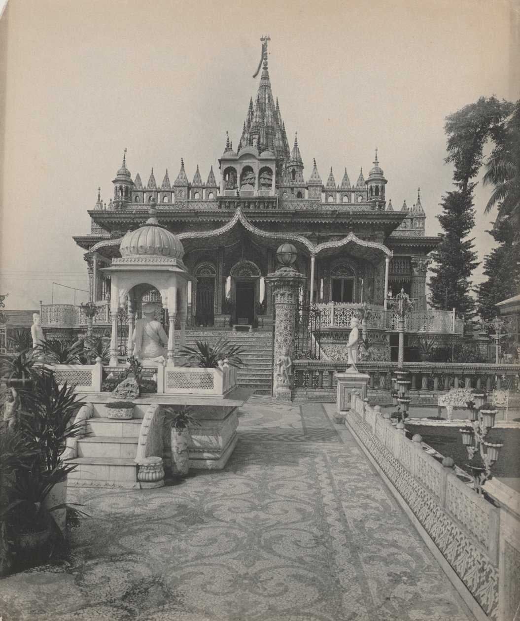 Pareshnath, Jain-Tempel, Kalkutta von studio of A. W. A. Plâté Studio (Ceylonese)