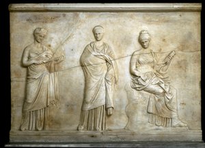 Griechische Kunst: Darstellung von drei Musen. Flachrelief aus Marmor von Cephisodote dem Jüngeren und Timarchos (beide Söhne von Praxiteles), 330-320 v. Chr., griechische Antike. Nationalmuseum für Archäologie, Athen (Griechenland)