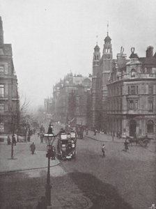Sloane Square und Straße, und Holy Trinity Church von (after) English photographer