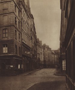 Die Rue de la Ferronnerie, von der Rue de la Reynie aus gesehen, der Anfang der Straße existiert noch von (after) French Photographer