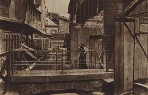 Die Ufer der Bievre am unteren Ende der Rue des Gobelins von (after) French Photographer