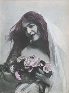 Porträt einer Frau mit einem Blumenstrauß (farbiges Foto) von (after) French Photographer