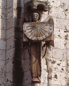 Gotische Kunst: Darstellung des Engels auf der Sonnenuhr. Skulptur des 20. Jahrhunderts nach einem Original des 16. Jahrhunderts, aufbewahrt in der Krypta, südwestliche Ecke der Basilika Notre Dame de Chartres (Eure et Loir)