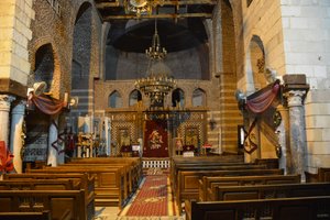 Innenraum der Sankt-Mercurius-Kirche Abu Sefein in Alt-Kairo, historische koptisch-orthodoxe Kirche mit Ikonen und hölzerner Ikonostase.