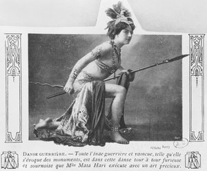 Mata Hari in einem Kriegstanz, frühes 20. Jahrhundert von A. Bert
