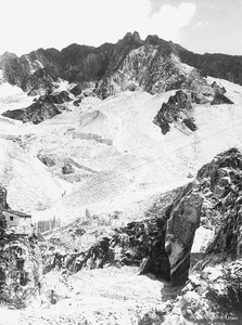 Ein Marmorbruch in den Apuanischen Alpen, in der Toskana (s/w Foto)