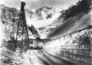 Eine Station der Straßenbahn für den Marmortransport in den Apuanischen Alpen von A. Corsini