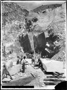 Alpi Apuane (Carrara). Steinbrecher und Marmorblöcke, die quadratisch gemacht werden von A. Corsini