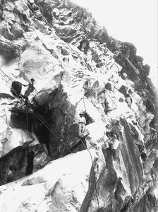Bagger bei der Arbeit in einem Steinbruch der Firma "Fabbricotti" in Lorano, in den Apuanischen Alpen (s/w Foto)
