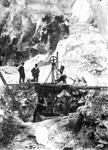 Einige Ausgräber bei der Arbeit in einem Marmorbruch in den Apuanischen Alpen, Toskana