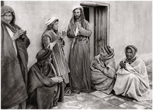 Ein Mullah lehrt einem jungen Mann ein Gebet, Irak, 1925
