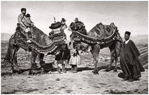 Pilger mit ihren Kamelen auf dem Weg nach Karbala, Irak, 1925 von A. Kerim