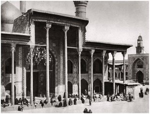 Das Eingangstor der Kadimain-Moschee zum Grab des Imam Moosa Al Kadim von A. Kerim