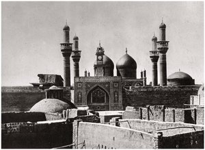 Die goldenen Kuppeln und Minarette der al-Kadhimiya-Moschee, Bagdad, Irak, 1925 von A. Kerim