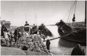 Entladen von Fracht von einem Boot, Muhaila, Bagdad, Irak, 1925