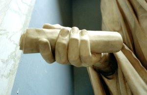 Detail einer Hand von einer Statue des römischen Kaisers Titus