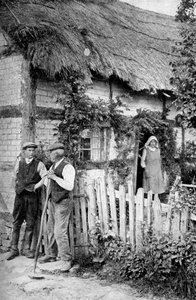 Zwei Männer plaudern vor einem Cottage, in der Nähe von Lucton, Herefordshire, um 1922 von A. W. Cutler