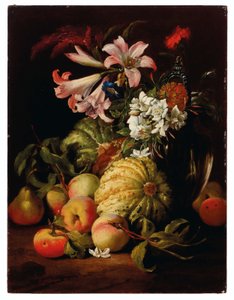 Lilien und andere Blumen in einer Glasvase mit Pfirsichen und Melonen