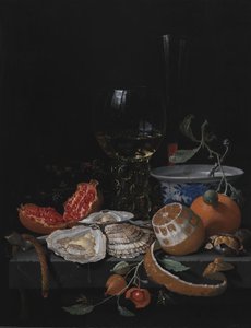 Austern, Obst und ein Weinglas auf einem Steintisch