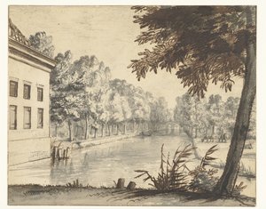 Blick über einen Kanal mit einem Anwesen