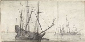 Segelschiffe auf stillem Wasser an der Küste