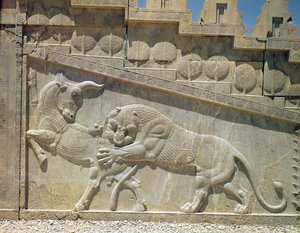 Löwe kämpft mit einem Stier, Relief auf der Osttreppe der Apadana, Achämenidenzeit, ca. 515 v. Chr.
