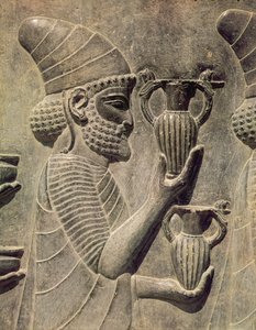 Phönizier trägt zwei Vasen als Opfergabe, Detail des Relief-Frieses auf der östlichen Treppe zur Apadana, Achämenidenzeit, ca. 515 v. Chr. von Achaemenid