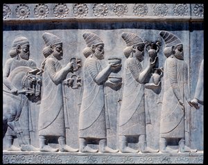 Ansicht der Reliefs der östlichen Treppen: Assyrische Botschafter bringen Gaben und Geschenke von Achaemenid