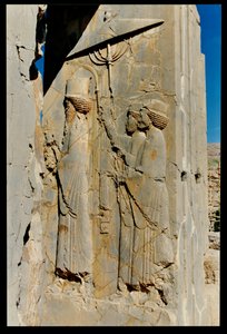 Xerxes (ca. 519-465 v. Chr.) und seine Begleiter betreten oder verlassen den Palast, Relief aus dem Hadish (Xerxes