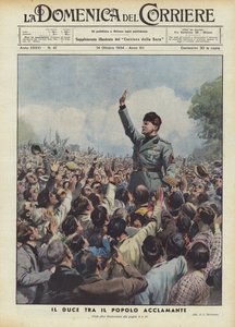 Der Duce unter dem jubelnden Volk