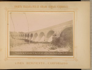 Viadukt in 14 Bögen von 8,00 Metern über das Fascoluccio-Tal bei Kilometer 75 + 467 von Achille Mauri