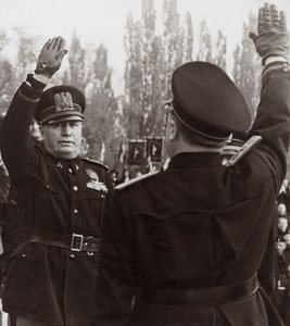 Benito Mussolini ehrt einen faschistischen Beamten mit einem Salut von Achille Villani