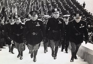 Mussolini bei einer Militärparade von Achille Villani