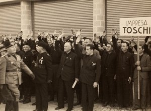Die Bauarbeiter der Firma Mauro Toschi fu Ulisse grüßen den Duce Benito Mussolini während der Einweihung der Gebäude des Königlichen Flughafens "Fausto Fish" in Bologna, 24/10/1936