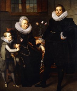 Ein Gruppenporträt einer Familie, ganzfigurig, in einem Innenraum
